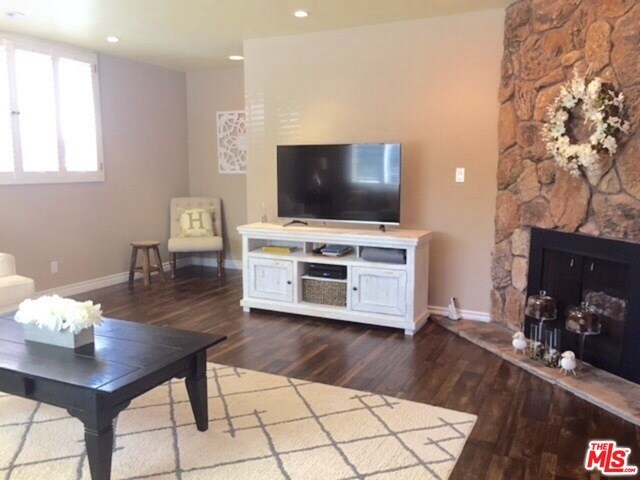 Living Room - 927 21st St