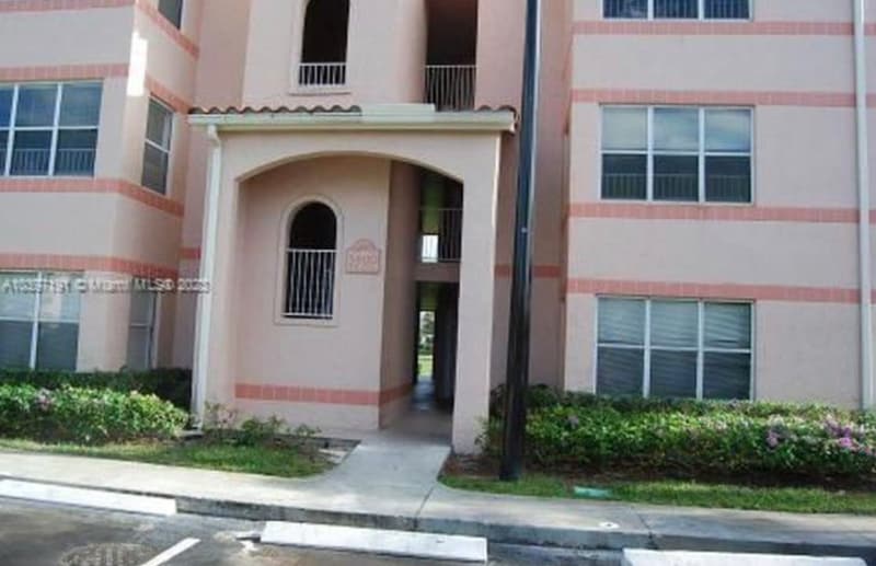 Building Photo - 3400 Pinewalk Dr N