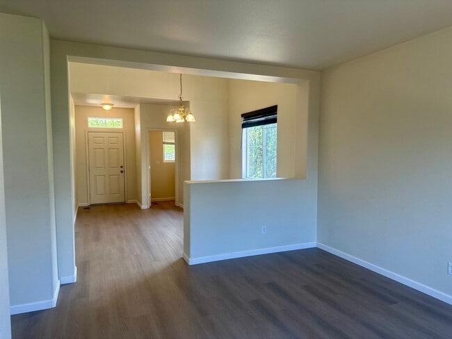 Building Photo - 3 Bedroom House Walking Distance to McQuee...