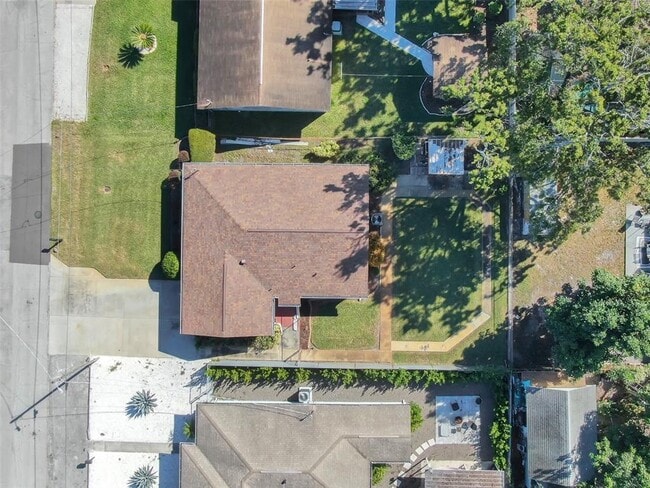 Building Photo - 2912 W Lake Ave