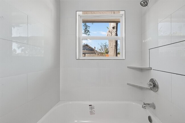 Building Photo - 10603 Highland Woods Dr