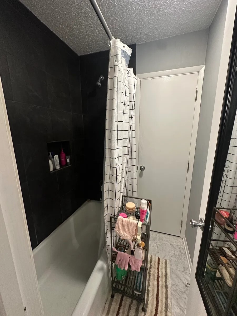 Upper-bathroom shower - 1309 Ontario Cir