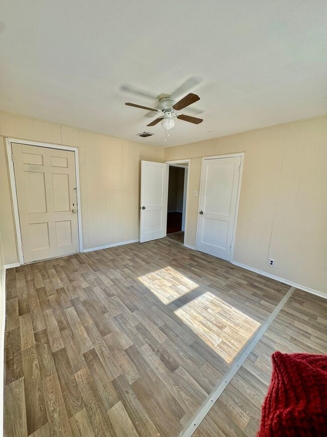 Building Photo - Move-In Special! February Rent Only $199 – Move In ASAP!