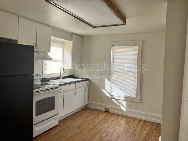Building Photo - 537 1/2 Bucklin St