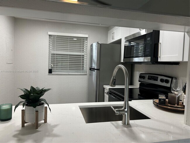 Building Photo - 9450 Poinciana Pl