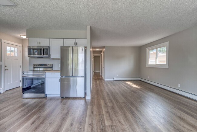 Building Photo - Beautifully renovated three bedroom with l...