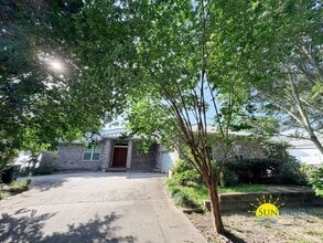 Building Photo - 249 Beachview Dr NE