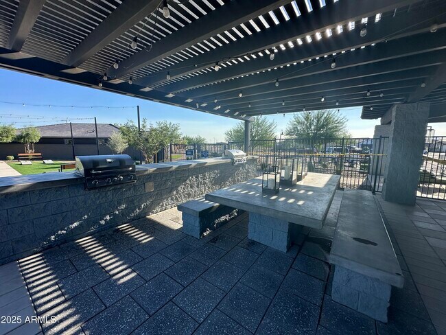 Building Photo - 15849 W Gray Fox Trl