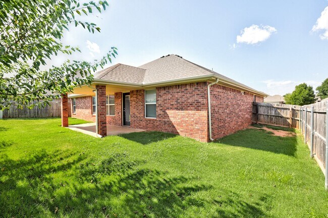 Building Photo - Spacious 4-Bedroom Home with Modern Upgrad...