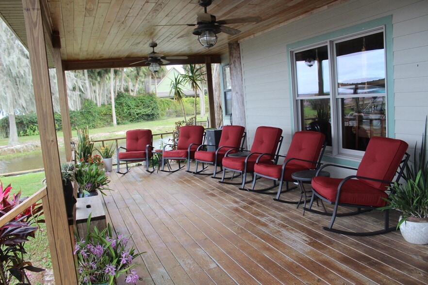 Relaxing community areas to enjoy the lake views - 2854 Tindel Camp Rd