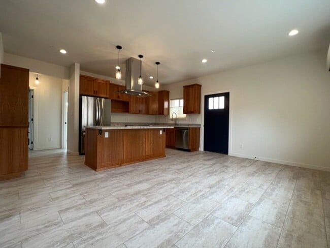 Building Photo - NEWER 3/2 Construction in Eureka! Beautiful homes