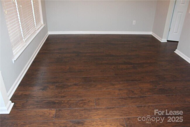 Building Photo - 2715 Old Ironside Dr