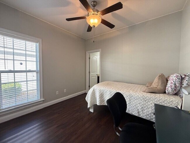 Building Photo - 5026 Greyfield Pl N