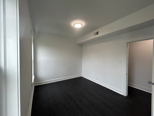 Building Photo - 704 W Garfield Blvd