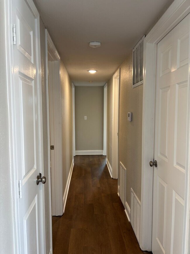 Building Photo - 3 Bed 1 Bath Remodeled House