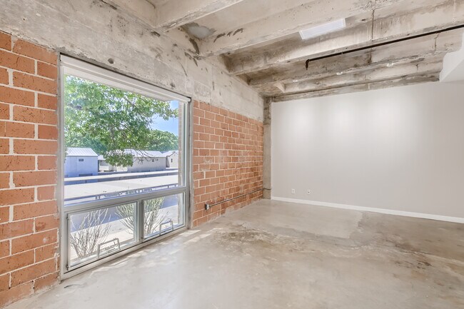 Building Photo - 1115 S Alamo St