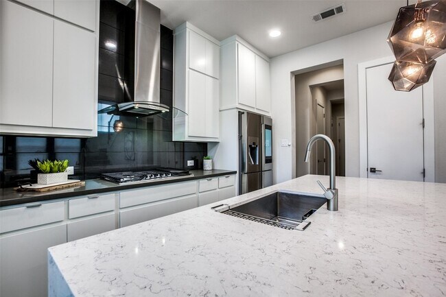 Building Photo - 7021 Royal View Dr
