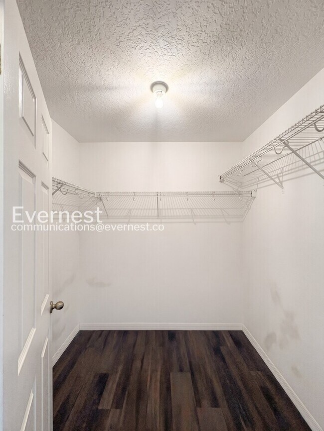 Building Photo - 4 Bed, 3 Bath Home with Garage / Pet-Friendly / Vouchers Accepted / Available Now!