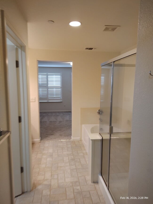 Building Photo - Bonus Office/Den, New Flooring, New Appliance, White Plantation Shutters throughout, Landscaped y...