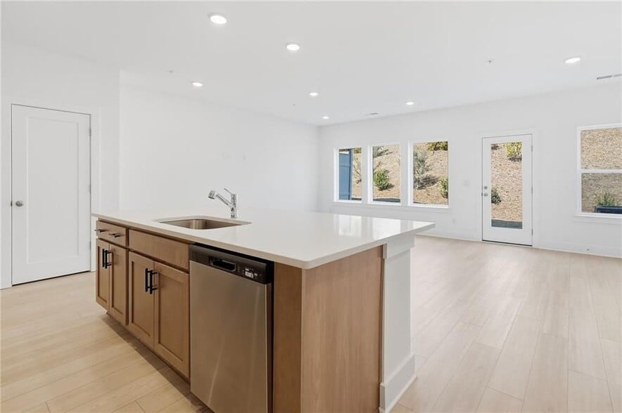 Building Photo - 187 Redbud Rd