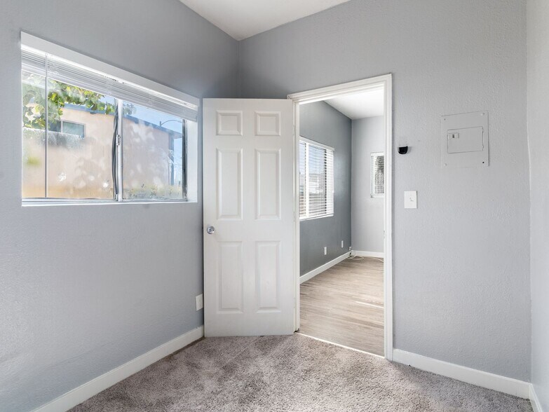 Building Photo - 2212 Myrtle Ave