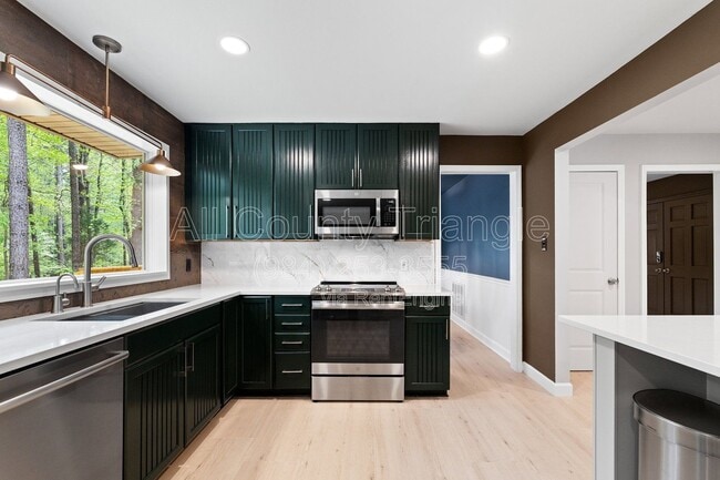 Building Photo - 5105 Pine Dr