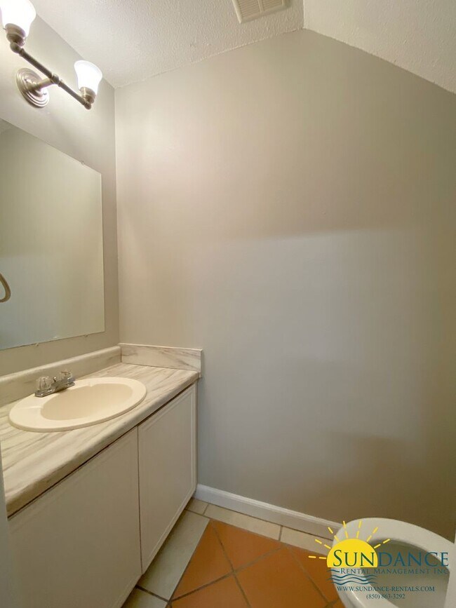 Building Photo - Nice 2 Bedroom Townhouse in Fort Walton