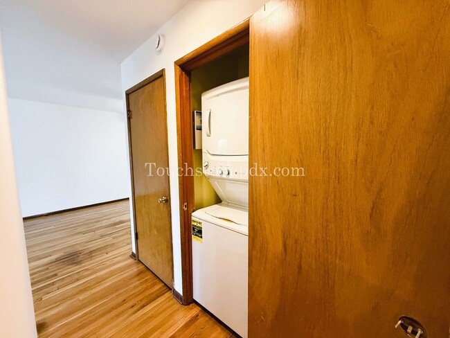 Building Photo - Charming 3-Bedroom Gem with Hardwood Floor...