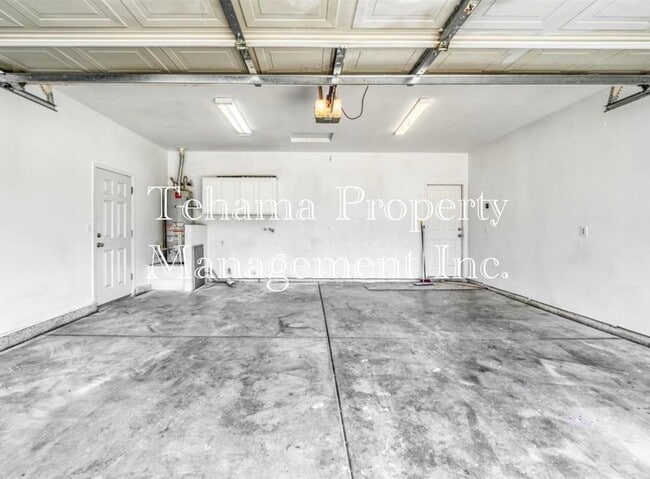 Building Photo - Red Bluff 3 bedroom 2 bathroom with 2 car garage