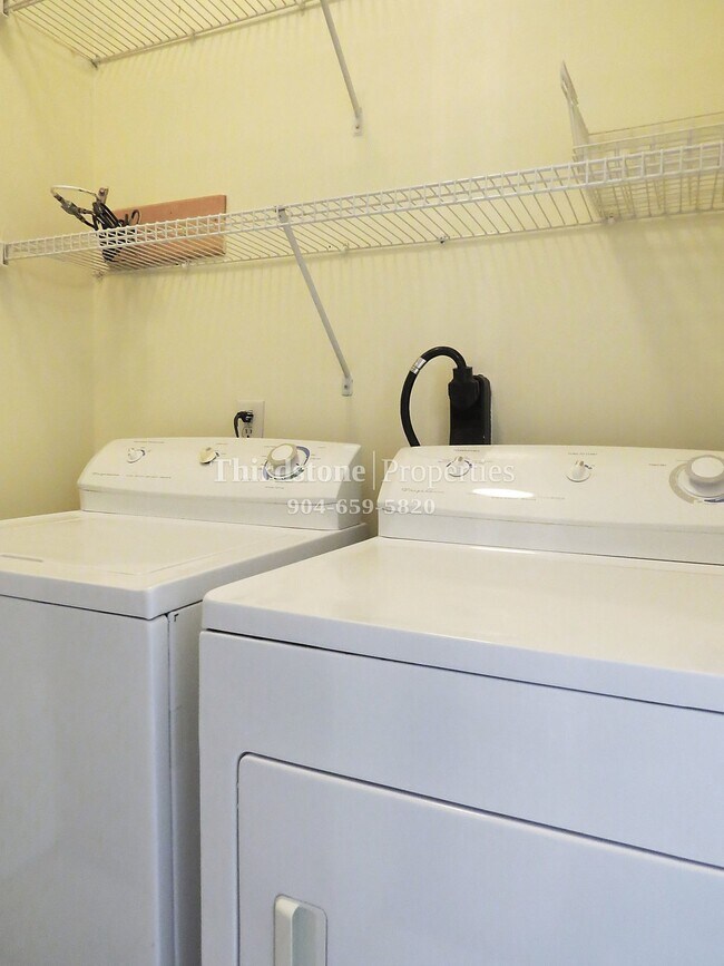 Building Photo - 212 E 6th St