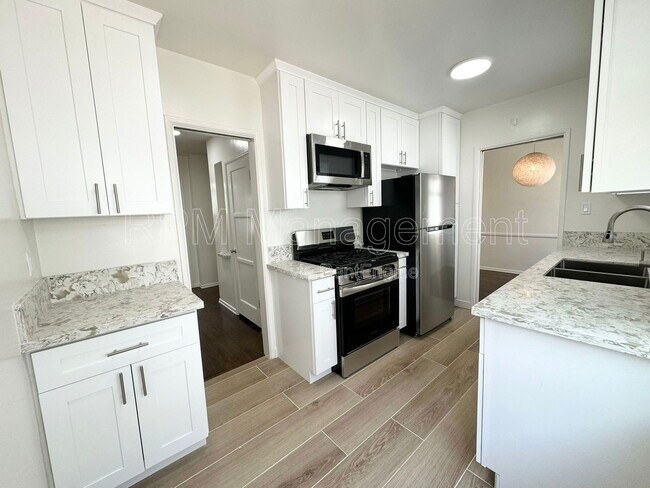 Building Photo - 905 N Sweetzer Ave