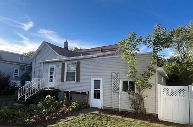 Building Photo - 208 Bird St