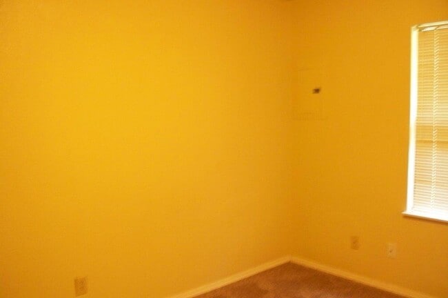 Building Photo - 827 Russell Cir