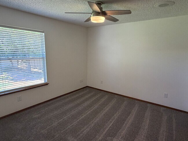 Building Photo - 5933 W Iris Ct
