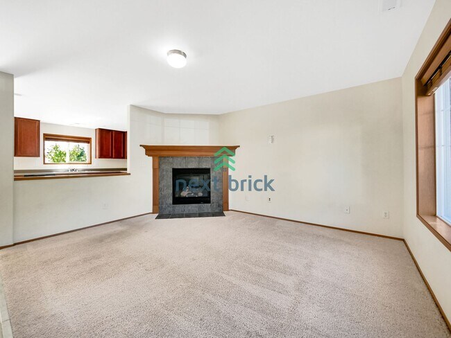 Building Photo - 4 Bed and 2.5 Bath Single-family Home is A...