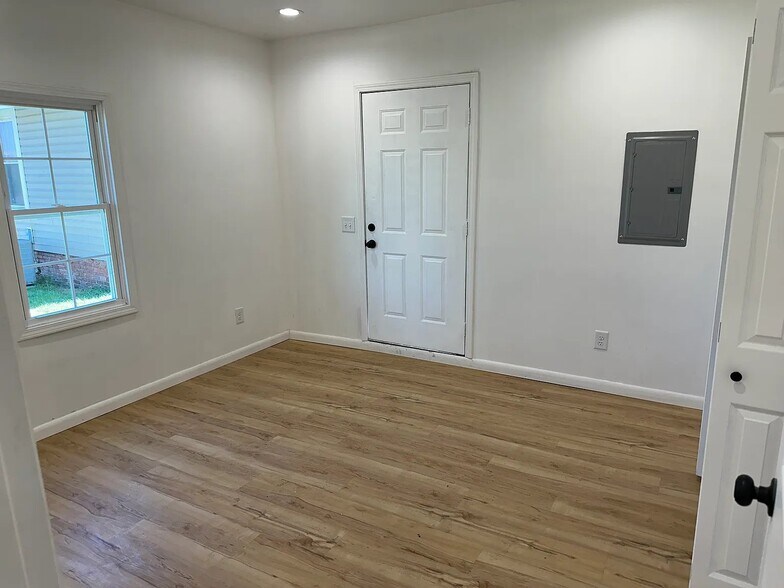 Building Photo - 403 Wilson Ave