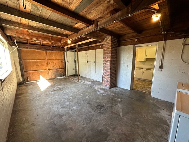 Building Photo - Freshly Updated & Move-In Ready