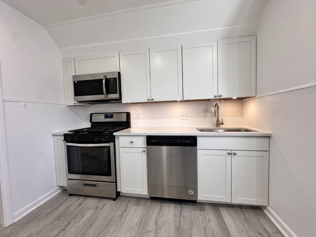 Building Photo - ~$1,000 OFF ONE MONTH'S RENT~ Gorgeous top-floor unit in a beautiful historic home right in the h...