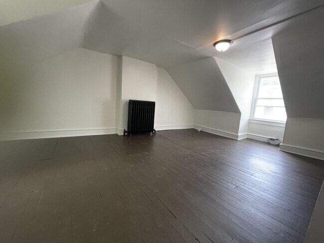 Building Photo - 521 Howard Ave