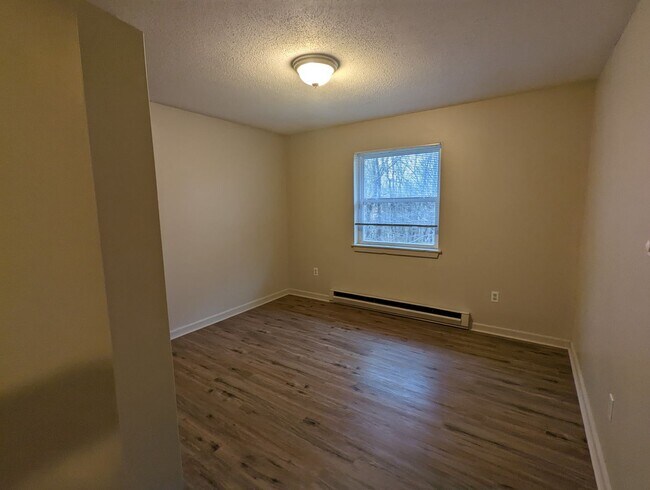 Building Photo - 2 Bedroom Upstairs Apartment with Washer/Dryer Hookup