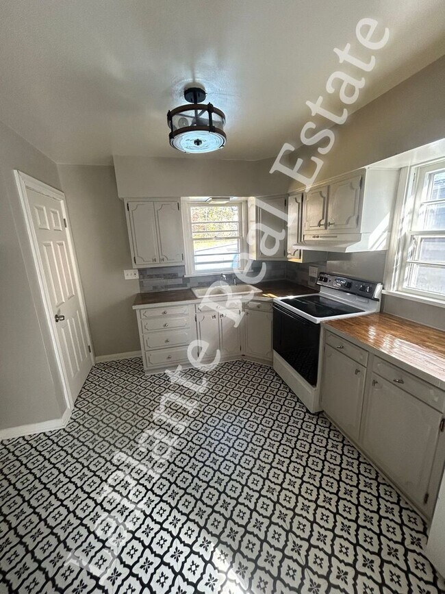 Building Photo - Charming 2-Bedroom Home in West Toledo – Updated and Move-In Ready!