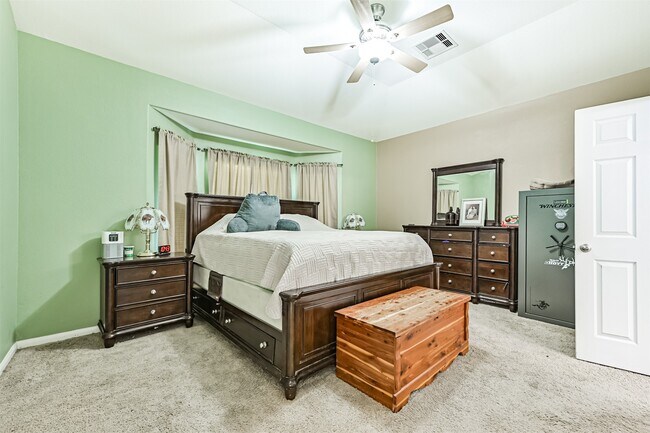 Building Photo - 2411 Lakecrest Town Dr