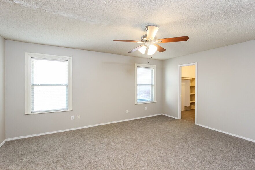 Building Photo - 4812 Waterford Dr