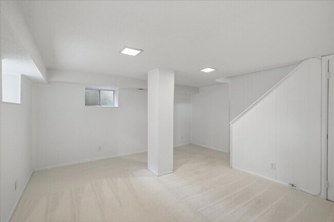 Building Photo - Elegant End-Unit Fairlington Villages Townhome with Private Balcony & Exceptional Community Ameni...