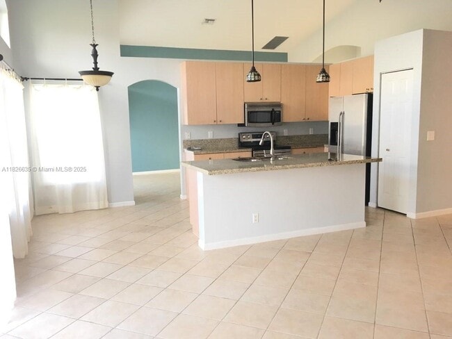 Building Photo - 743 SW 190th Ave