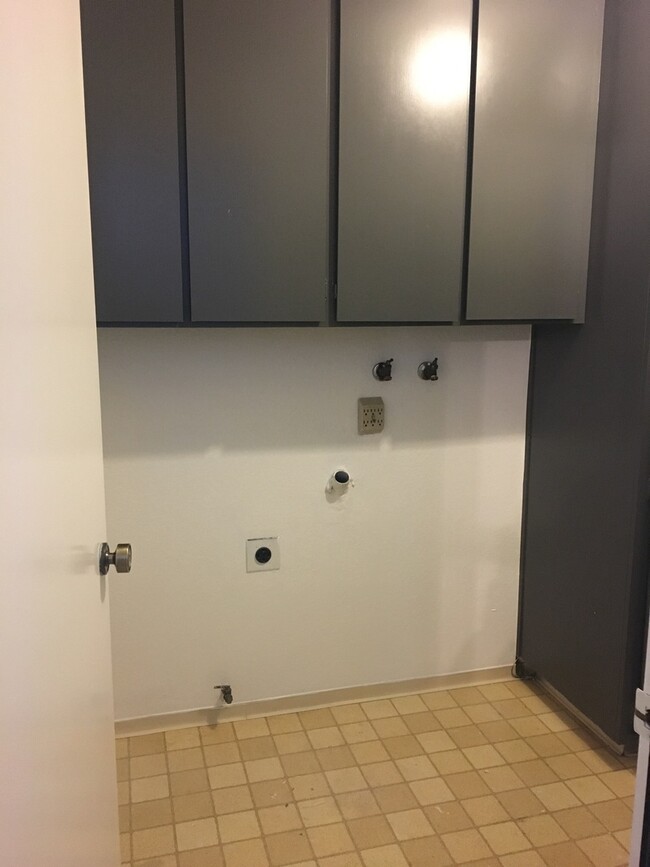 Building Photo - Quaint 2 Story Condo in Pleasanton