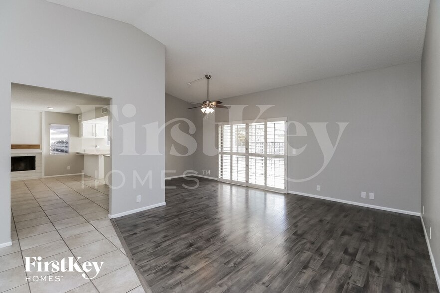 Building Photo - 2413 W Estrella Dr