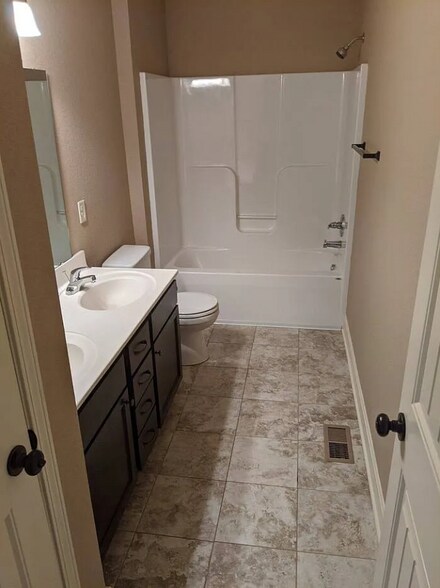 Building Photo - 2176 SW Timbertrace Ln