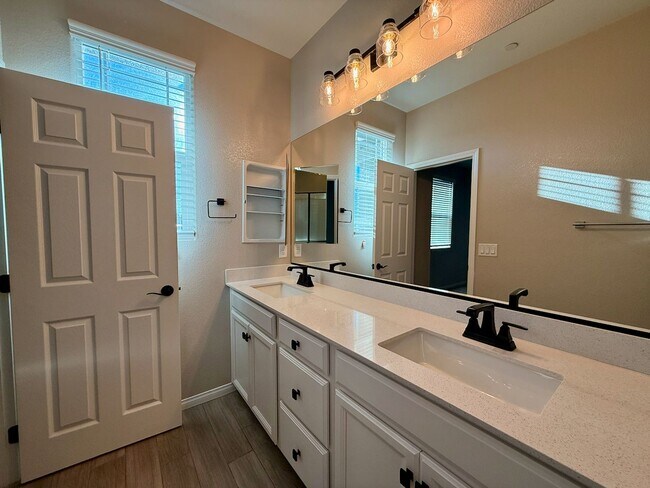 Building Photo - 3 BED 2.5 BATH 2 CAR GARAGE MODERN TOWNHOM...
