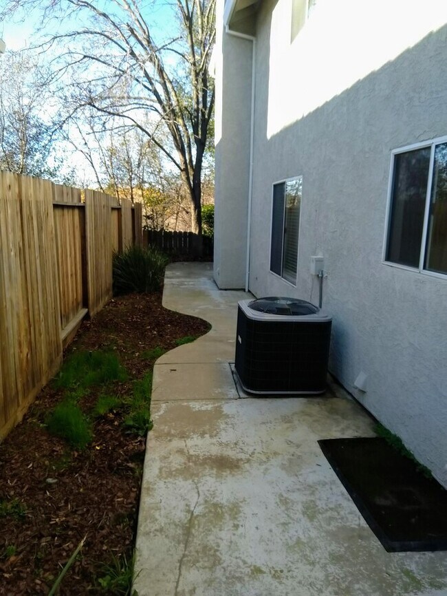 Building Photo - 6220 Cameo Dr